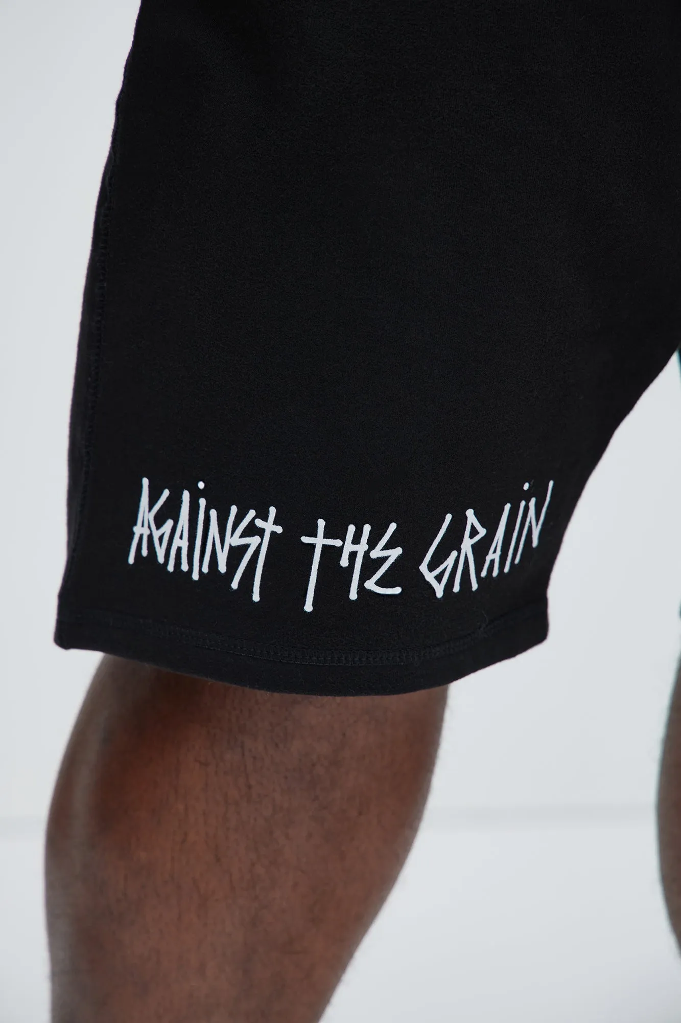 Against The Grain Sweatshorts - Black