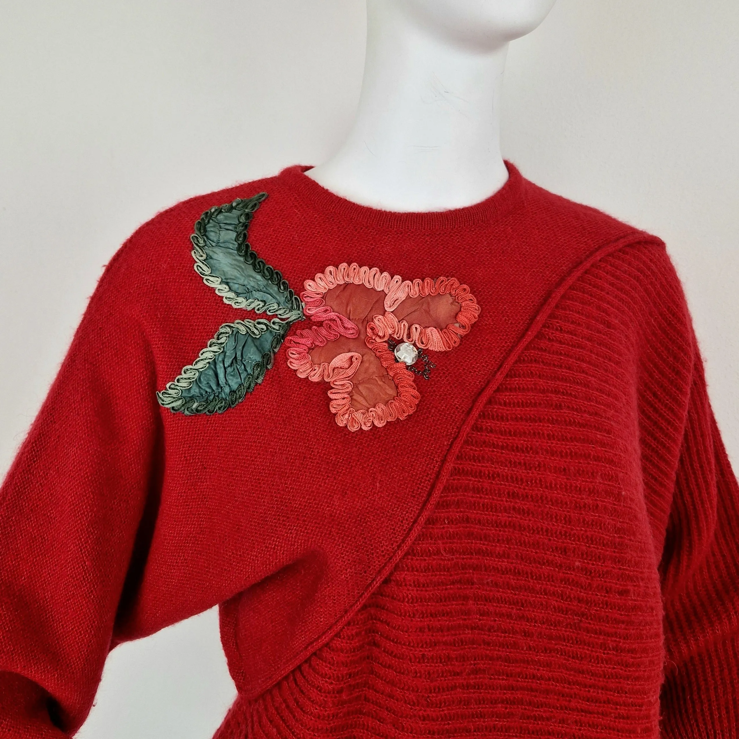 Maglione anni '80 rosso con fiore applicato