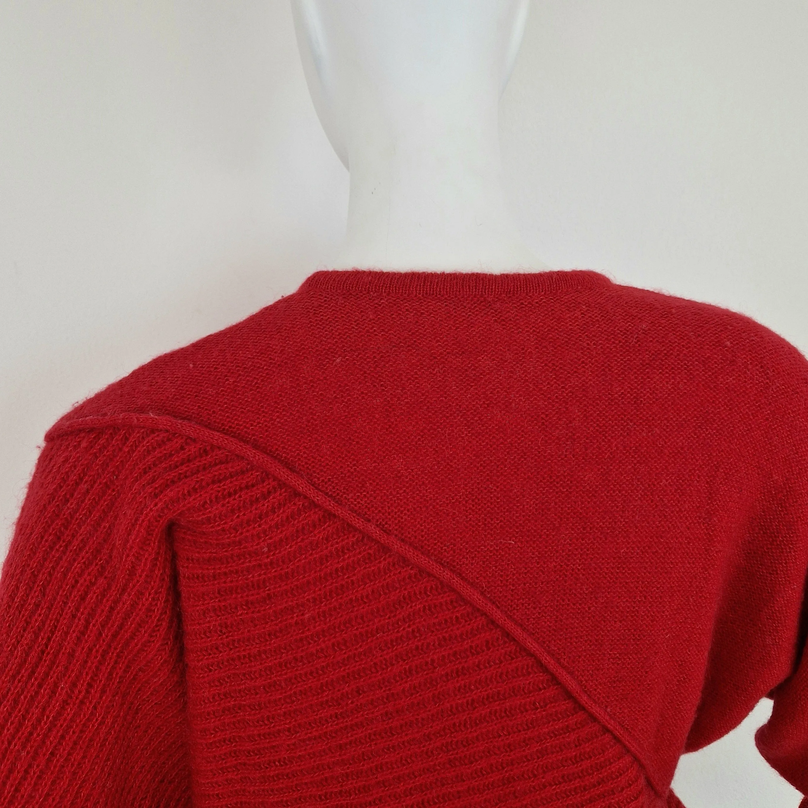 Maglione anni '80 rosso con fiore applicato