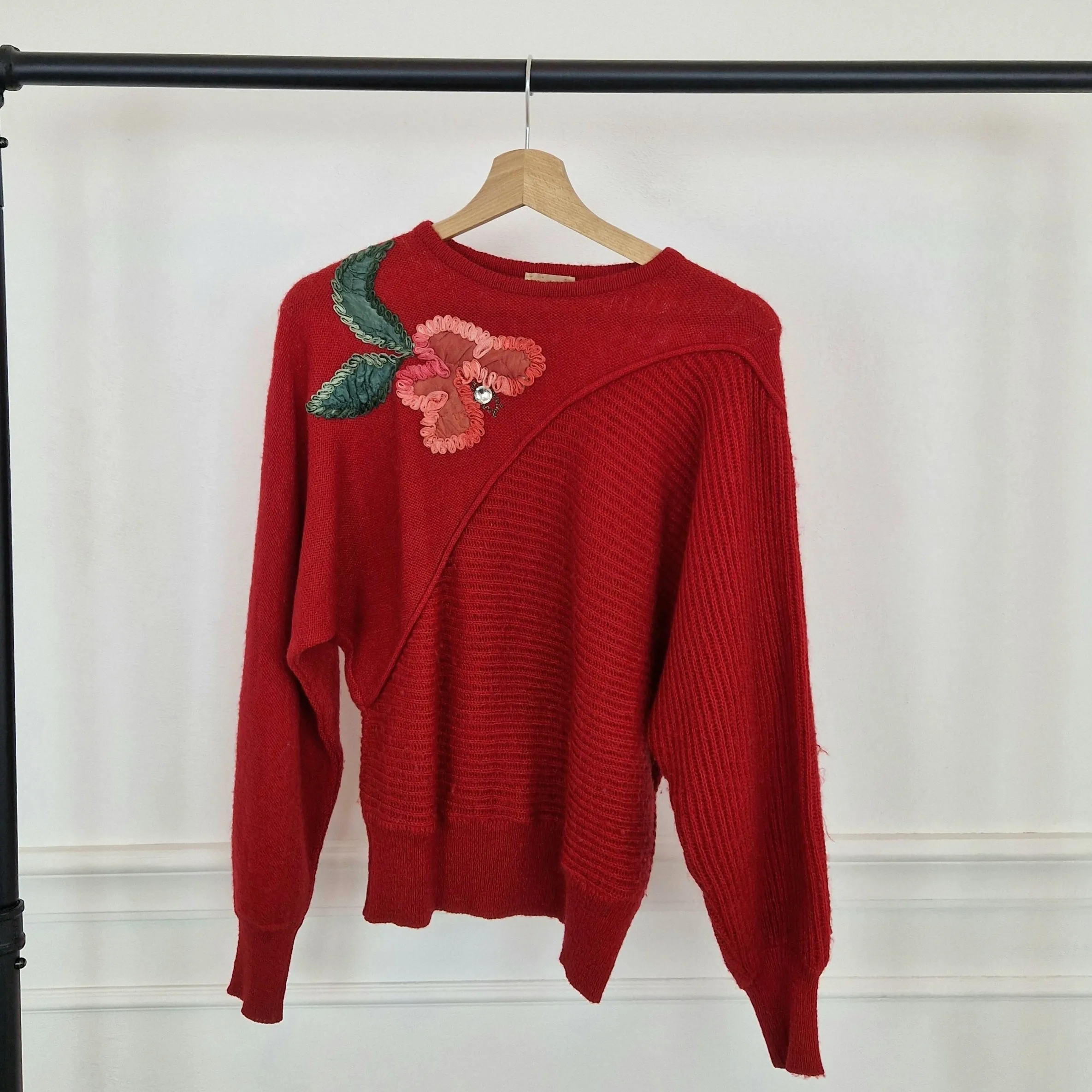 Maglione anni '80 rosso con fiore applicato