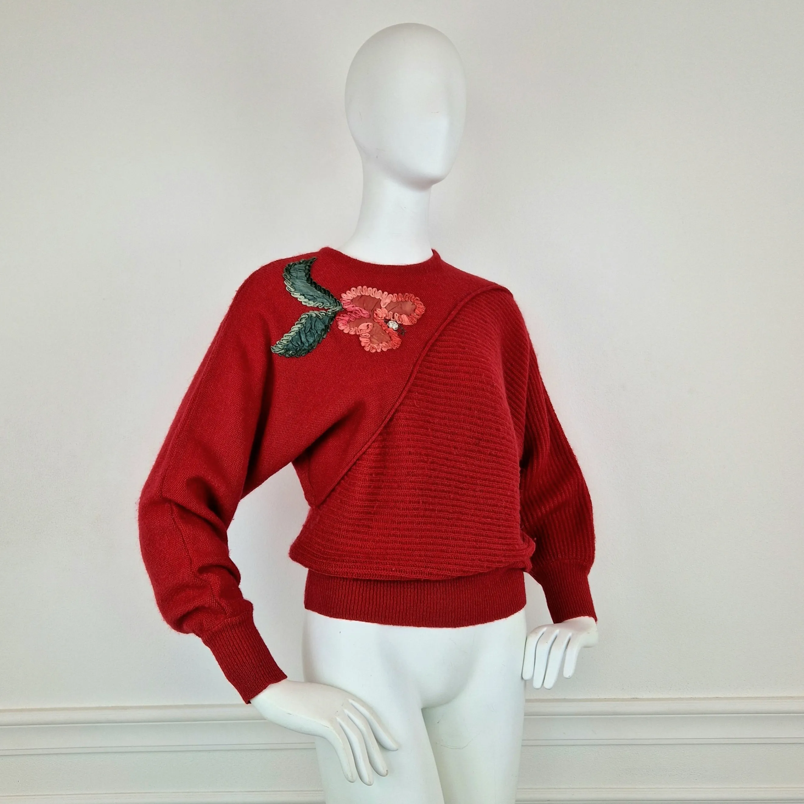 Maglione anni '80 rosso con fiore applicato