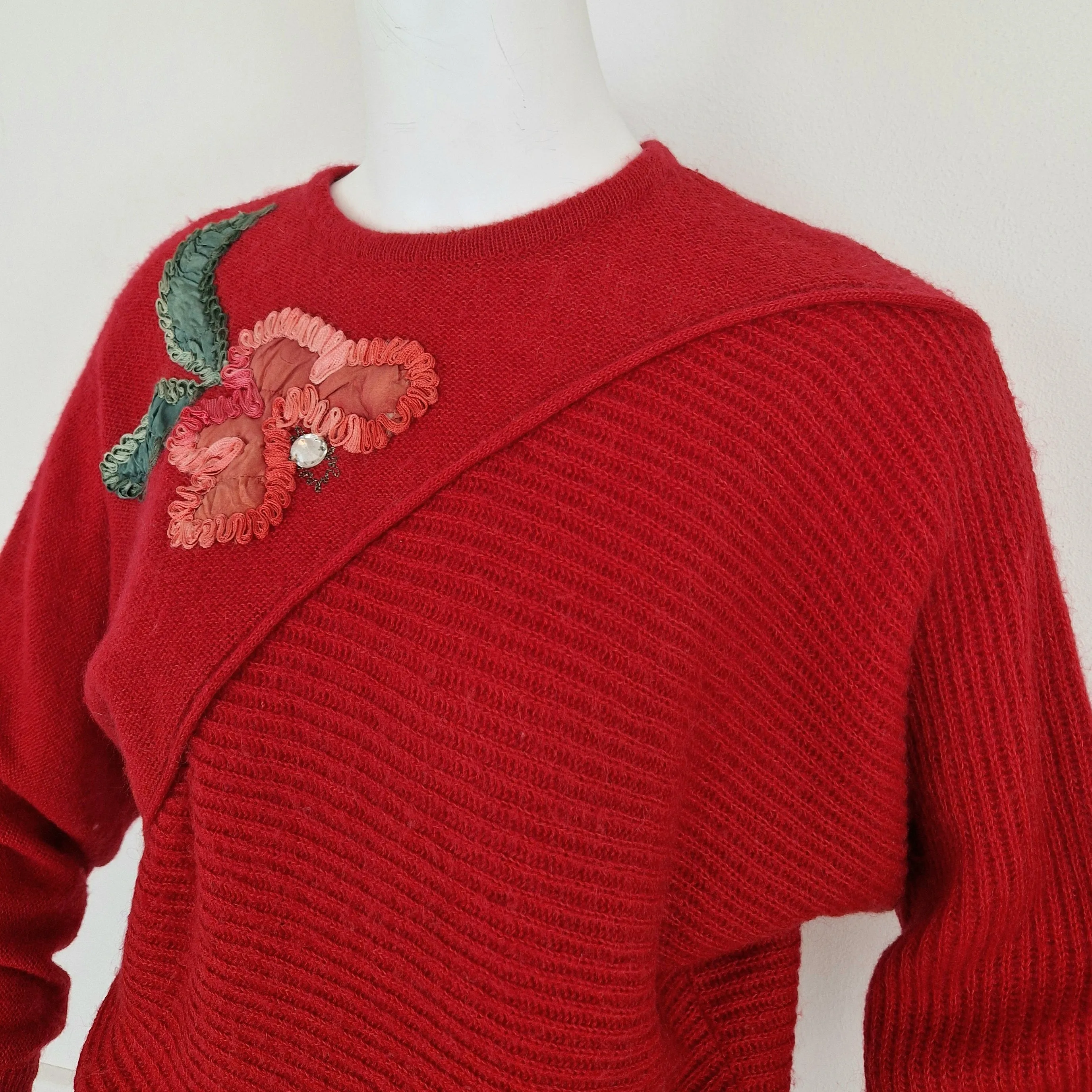 Maglione anni '80 rosso con fiore applicato